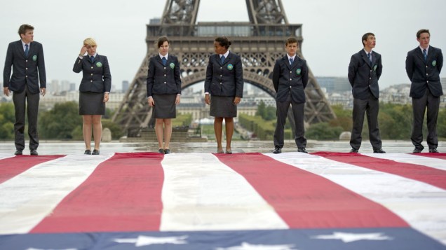 Oficiais estudantes posam em frente a bandeira gigante dos EUA, durante homenagem as vítimas do 11 de Setembro, em Paris