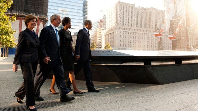 Presidente Barack Obama, primeira dama Michelle Obama, ex-presidente George W. Bush e a ex-primeira dama Laura Bush chegam ao memorial em homenagem as vítimas do 11 de Setembro, em Nova York