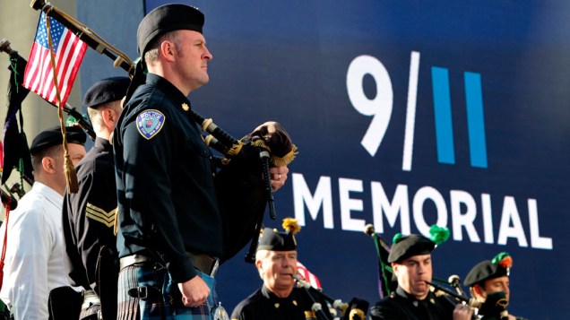 Banda marcial da polícia de Nova York toca durante homenagem as vítimas do 11 de Setembro, em Nova York