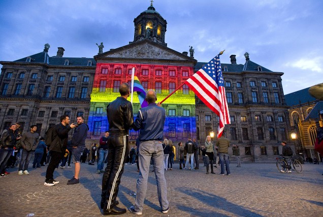 A bandeira multicolorida LGBT é projetada no Palácio Real de Amsterdã, em homenagem às vítimas do massacre da boate Pulse
