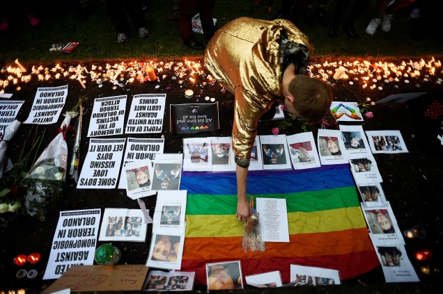 Homem presta homenagem às vítimas do massacre da boate Pulse, em frente à Igreja de Santa Ana, em Londres