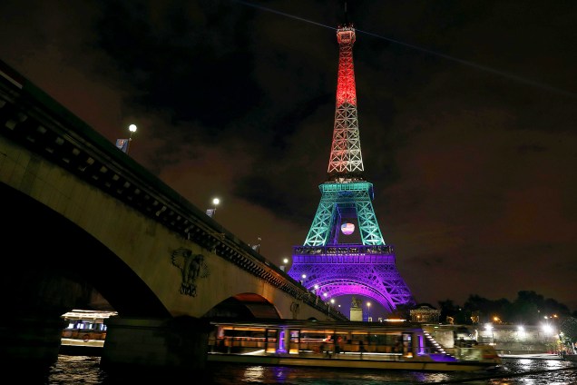 A Torre Eiffel é iluminada com as cores da bandeira LGBT, em homenagem às vítimas de Orlando, em Paris