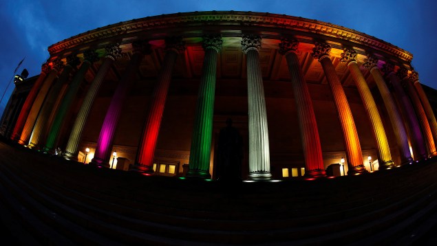 O edifício Saint Georges Hall, na cidade de Liverpool, é iluminado com as cores da bandeira LGBT em homenagem às vítimas de Orlando, na Inglaterra