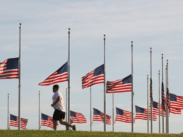 Bandeiras americanas foram hasteadas a meio mastro no Monumento a Washington, em homenagem às vítimas da boate Pulse