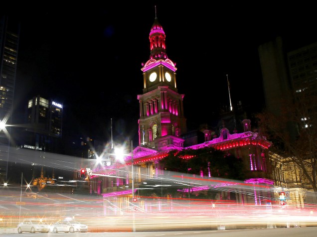 O edíficio Sydney Town Hall  é iluminado de rosa para lembrar das vítimas da boate Pulse, na Austrália