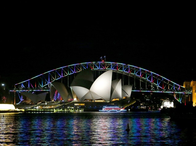A ponte Harbour em Sydney, é iluminada com as cores do arco íris para homenagear as vítimas de Orlando, na Austrália