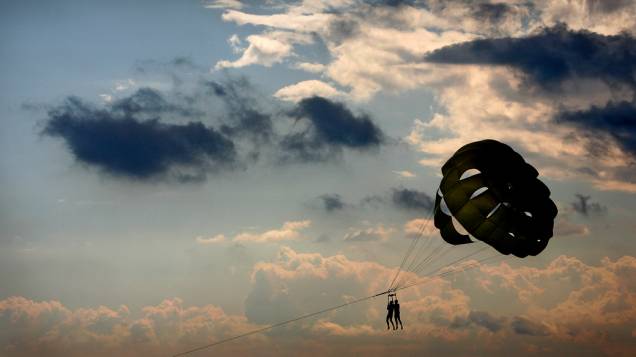 Esportistas praticam paraglider em Nice, França