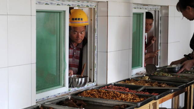 Trabalhadores no refeitório de uma construção residencial em Pequim, na China