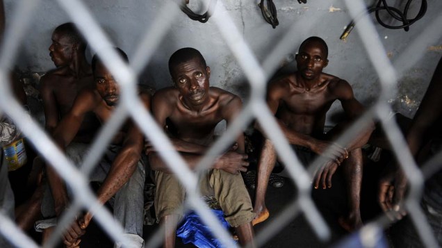 Homens presos pelos soldados de Alassane Quattara na cidade de Abidjan, Costa do Marfim