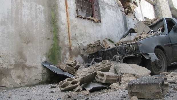 Veículo ficou destroçado após bombardeio a Homs, na Síria