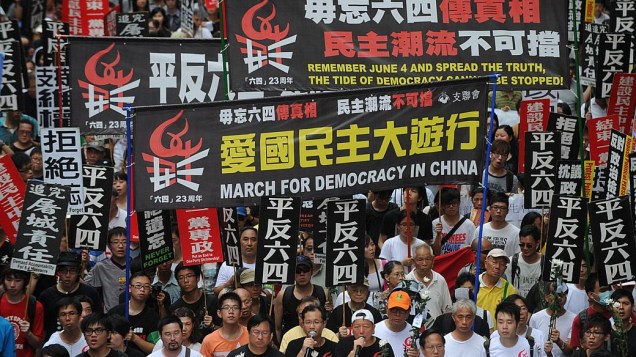 Manifestantes lotam as ruas de Hong Kong neste domingo
