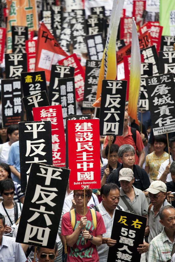 Centenas lotam as ruas de Hong Kong
