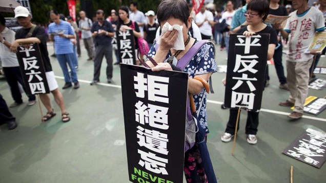Mulher se emociona durante a manifestação em Hong Kong