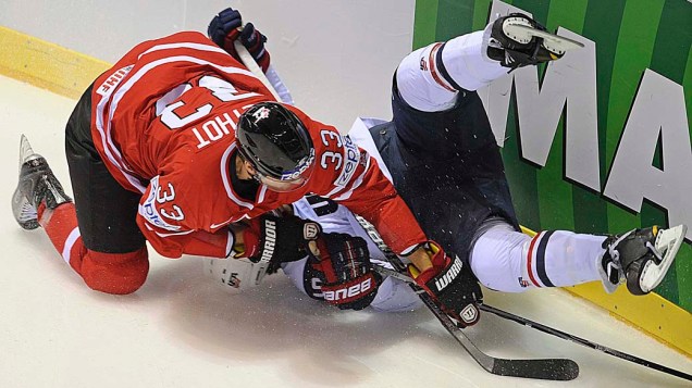 O canadense Marc Methot enfrenta o americano Kevin Shattenkirk durante partida de hóquei no gelo em Kosice, Eslováquia
