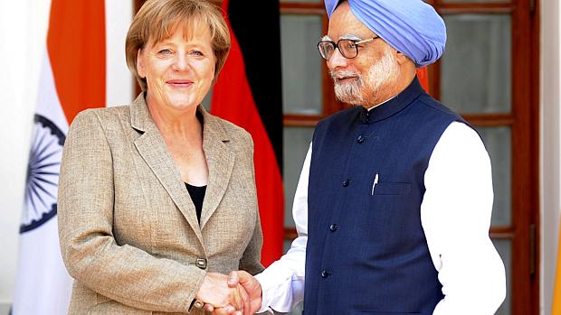 Horas depois: Angela Merkel chega à Índia, onde é recebida pelo primeiro-ministro Manmohan Singh