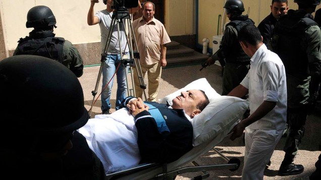 Hosni Mubarak ao ser levado em uma cama para um tribunal no Cairo, Egito, em 07/09/2011