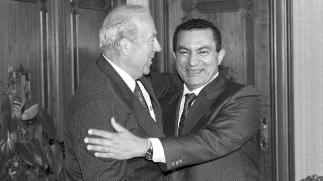 Hosni Mubarak com o Secretário de Estado Americano George Shultz em 1989
