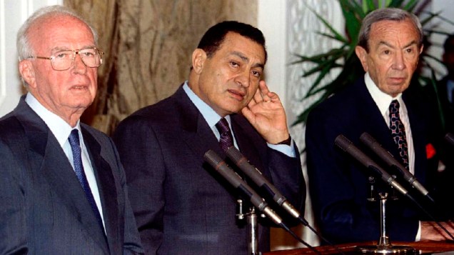 Hosni Mubarak (centro) com Yitzhak Rabin e o Secretário de Estado Americano Warren Christopher em 1995