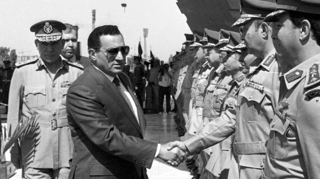 Hosni Mubarak com comandantes militares em 1989