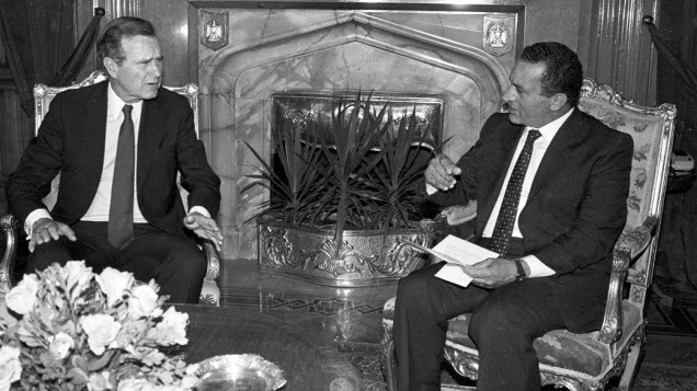 Hosni Mubarak com George Bush, vice-presidente americano em 1986