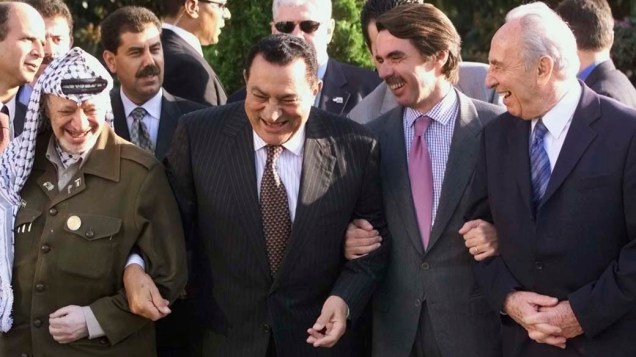 Hosni Mubarak com Yasser Arafat, José Maria Aznar (primeiro minsitro da Espanha) e Shimon Peres, Ministro das Ralações Exteriores em 2001