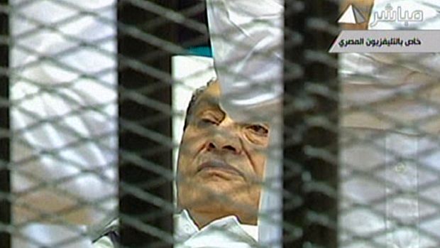 Mubarak compareceu ao Tribunal Penal do Cairo em uma maca. Seus advogados insistem que ele está muito doente