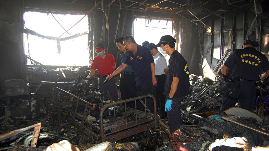 Autoridades de Taiwan inspecionam hospital destruído após incêndio que deixou pelo menos 12 mortos e dezenas de feridos. As causas do incidente ainda estão sendo investigadas