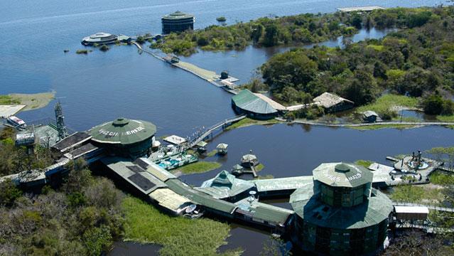 Vista aérea do Hotel Ariaú, às margens do Rio Negro