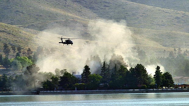 Helicóptero militar sobrevoa hotel após confronto entre talibãs e forças de segurança