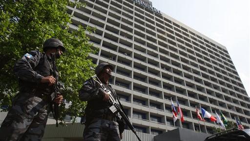Policiais isolam o Hotel Intercontinental, em São Conrado