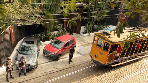 Assalto ao Hotel Santa Teresa, na região central do Rio: policiais militares montam guarda no estabelecimento de luxo, onde bandidos saquearam quartos de turistas