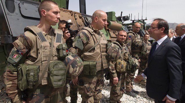 Presidente francês François Hollande se encontra com soldados no Afeganistão; França deve deixar o país no fim de 2012