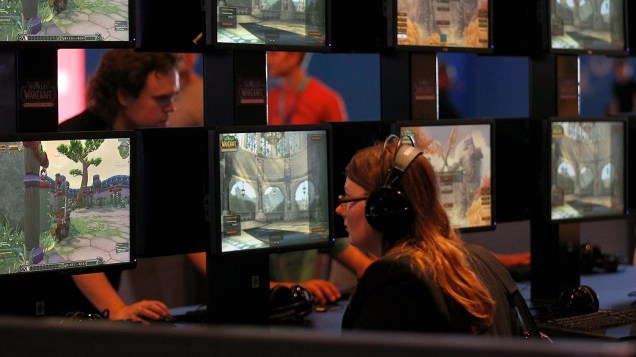 Visitante joga no estande do game World of Warcraft no Gamescom, na cidade alemã de Colônia