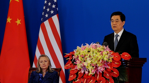 O presidente chinês, Hu Jintao, e a secretária de Estado americana, Hillary Clinton, durante abertura de diálogo estratégico