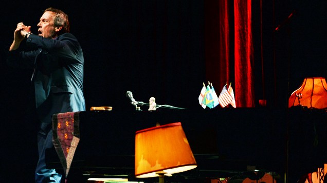 O protagonista da série "House", Hugh Laurie, cantou e tocou piano em apresentação no Citibank Hall, neste sábado (29)