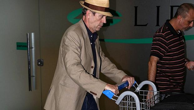 Hugh Laurie, o 'Dr. House', desembarca no aeroporto do Galeão, no Rio