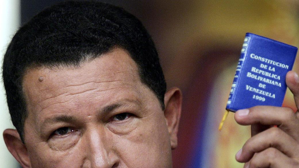 O ditador da Venezuela, Hugo Chávez, mostra uma cópia da Constituição de seu país, em Caracas, em 2006