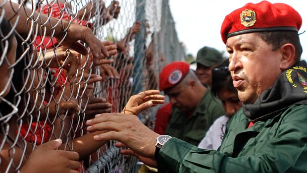 Hugo Chávez conversa com desabrigados: presidente venezuelano colhe os resultados da crise criada por ele próprio