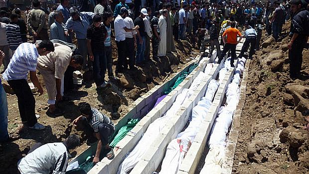 Sírios enterram vítimas do massacre de Hula, que motivou uma pressão internacional mais intensa no conflito