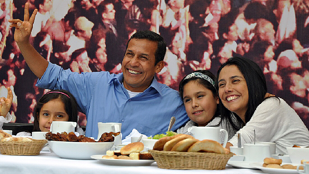 Humala participou de café da manhã com família antes de votar. Pesquisas de boca de urna apontam sua vitória