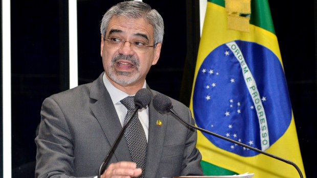 Humberto Costa, que chamou senador de débil mental: "Fui várias vezes provocado"