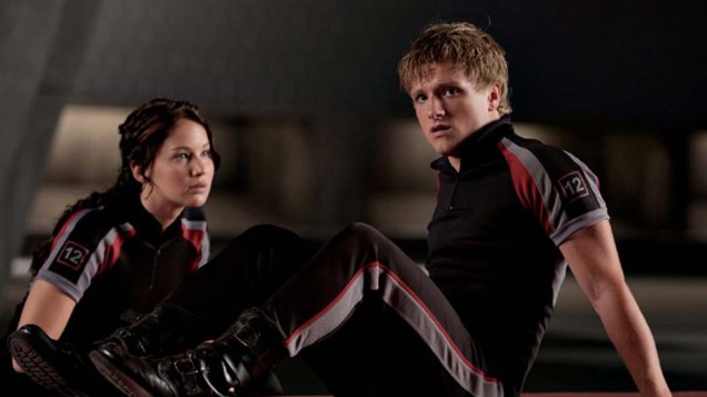Katniss Everdeen (Jennifer Lawrence) e Peeta Mellark (Josh Hutcherson) são os dois tributos do Distrito 12 que lutarão nos jogos