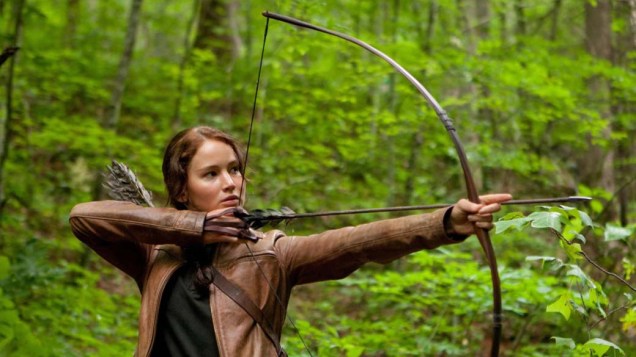 Para interpretar Katniss Everdeen no filme Jogos Vorazes, a atriz Jennifer Lawrence teve de fazer aulas de arco e flecha
