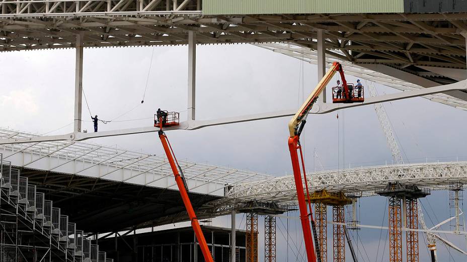 Obras continuam no estádio de abertura da Copa nesta terça-feira (01), menos nas arquibancadas temporárias do Itaquerão, que estão interditadas