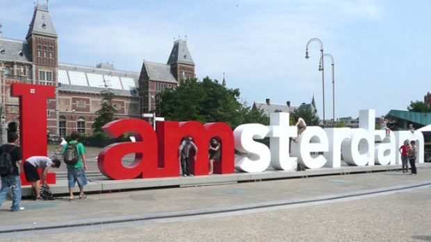 I Amsterdam em frente ao Museu Van Gogh, Holanda