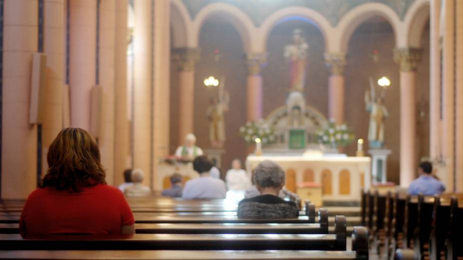 Missa da manhã desta sexta-feira na Igreja de Nossa Senhora da Paz, em Ipanema, zona sul do Rio: catolicismo encolheu no Brasil