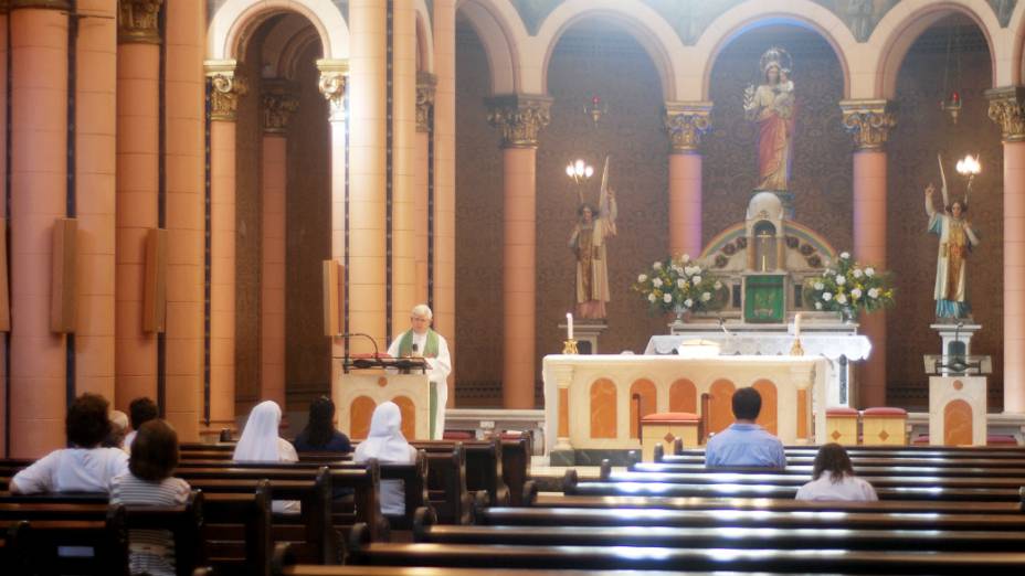 Missa da manhã desta sexta-feira na Igreja de Nossa Senhora da Paz, em Ipanema, zona sul do Rio: catolicismo encolheu no Brasil