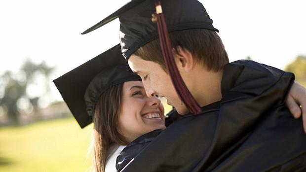 IBGE: mais de 50% das mulheres com ensino superior completo se casam com homens do mesmo nível de instrução