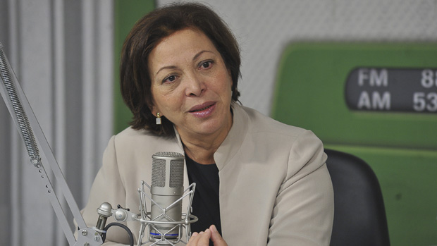 A ministra Ideli Salvatti concede entrevista a uma emissora de rádio: em busca de divulgação