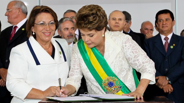 Ideli Salvatti toma posse como ministra da Pesca